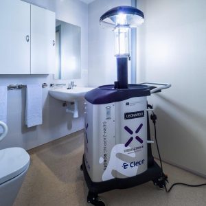Robot desinfección Xenex Covid 19 en baño